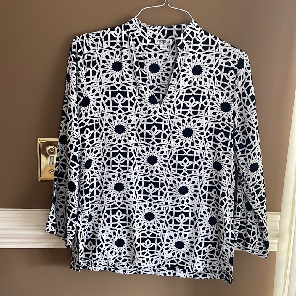 Black and white escapada shirt.